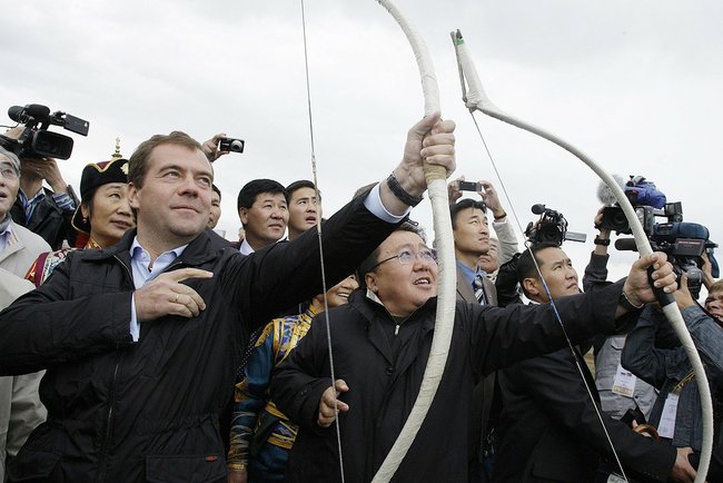 Medvedev-strelba-iz-luka.jpg